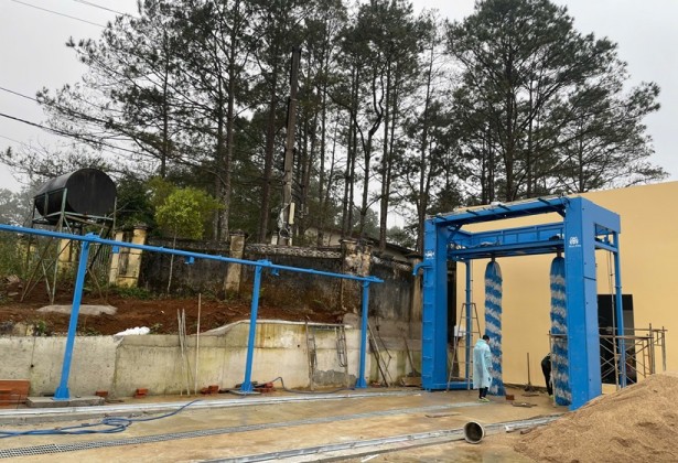 Máy rửa xe buýt tự động lắp tại bến xe Kon Plông - Măng Đen