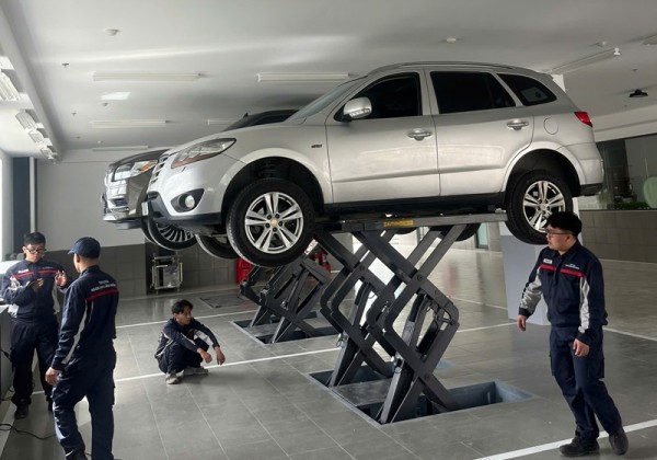 Cầu nâng ô tô lắp tại Toyota Đà Lạt
